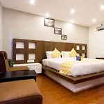 OYO 24825 Hotel Sholas Residency