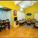 Rustic 3-Br Villa W/ Front & Back Yards In The Mountains
