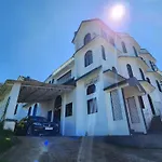 Bob\'S White House Ooty