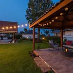 Vente Colline, Luxurious Villa In Coonoor By Roamhome
