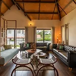 Vente Colline, Luxurious Villa In Coonoor By Roamhome