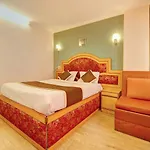 Oyo 10068 Hotel Rathna