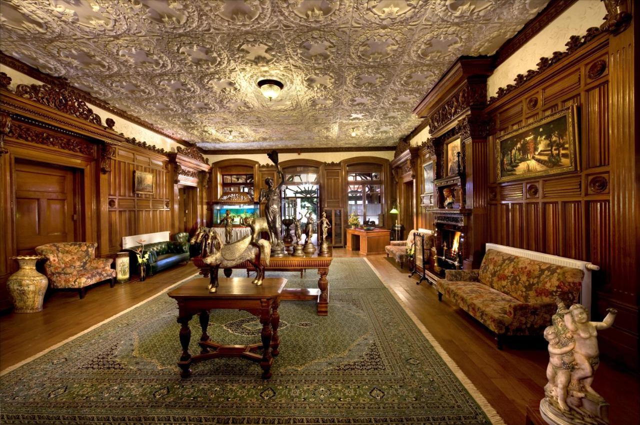 Welcomheritage Fernhills Royal Palace Hotel *