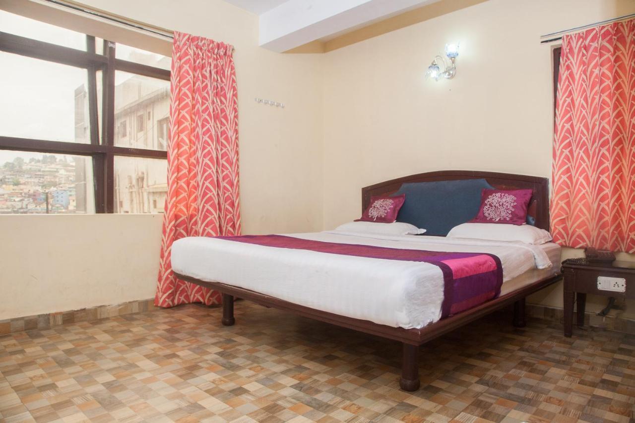 Oyo 12357 Nilgiris Hotel 3*