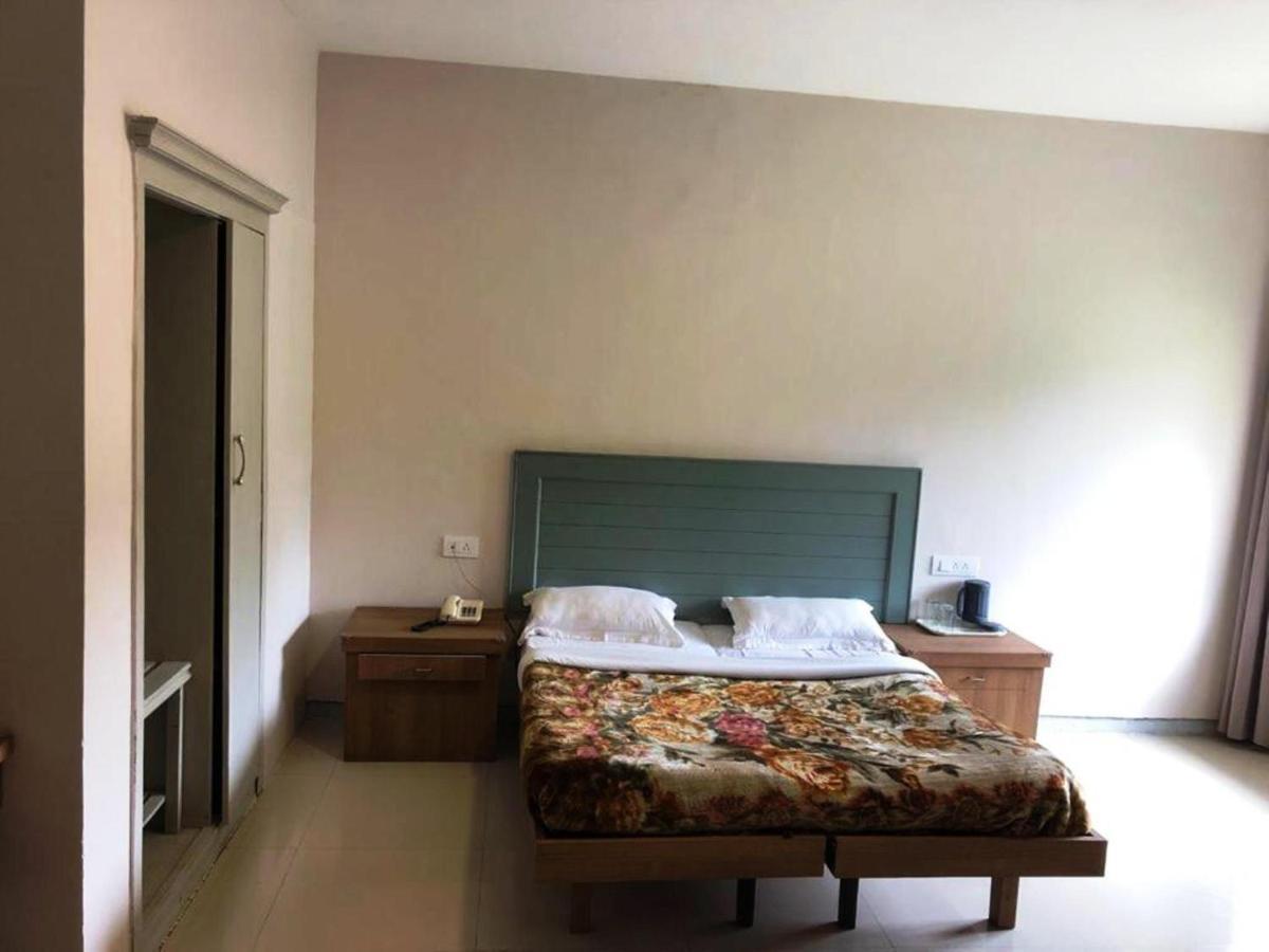 Preethi Palace Hotel *