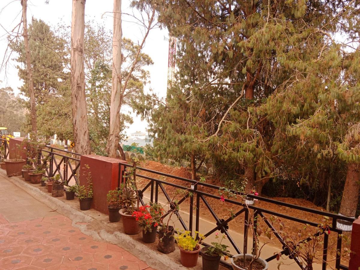 R J Hotel