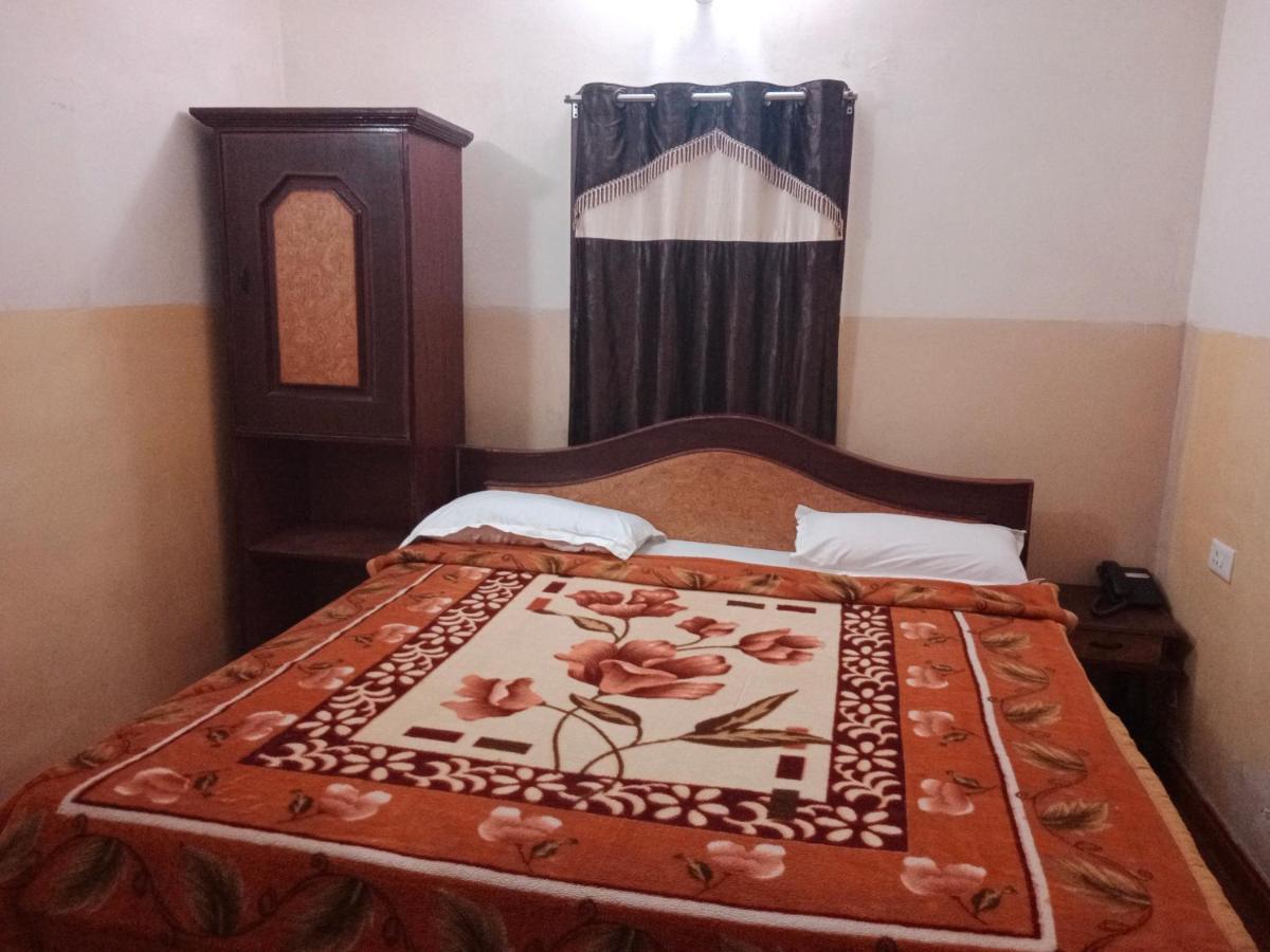 Hotel R J 2*