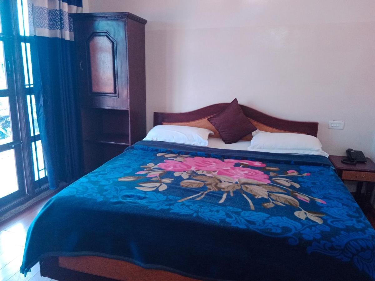 R J Hotel 2*