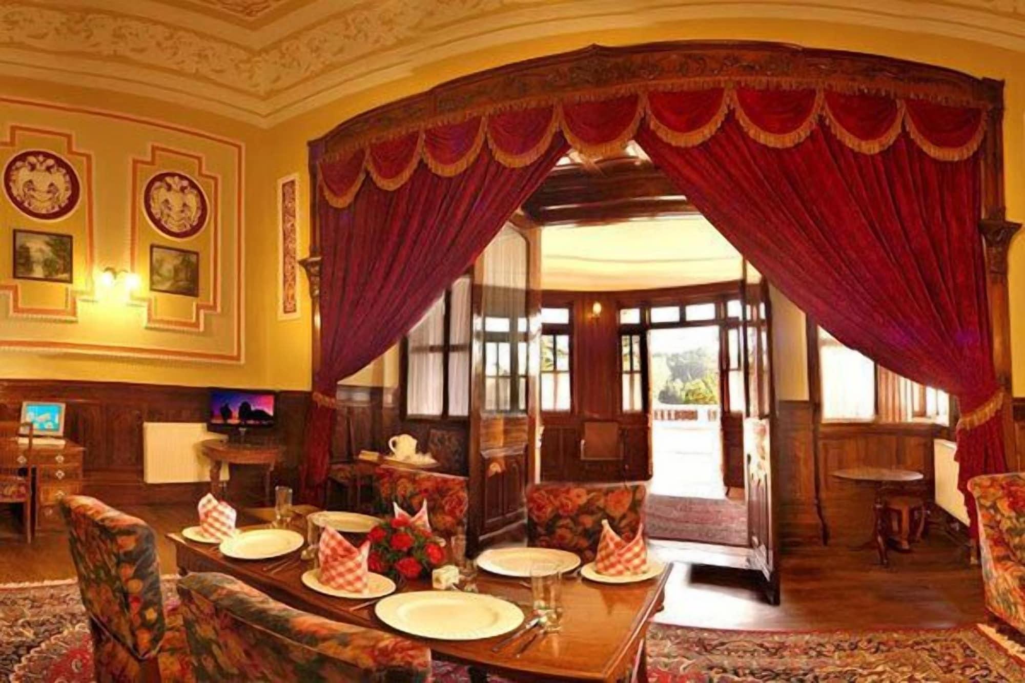 Welcomheritage Fernhills Royal Palace Hotel 3*
