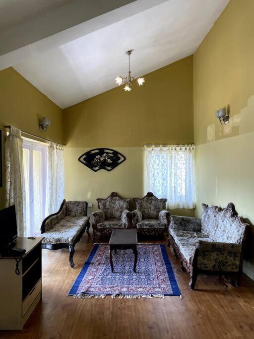 Rustic 3-br W/ Front & Back Yards In The Mountains * Ooty