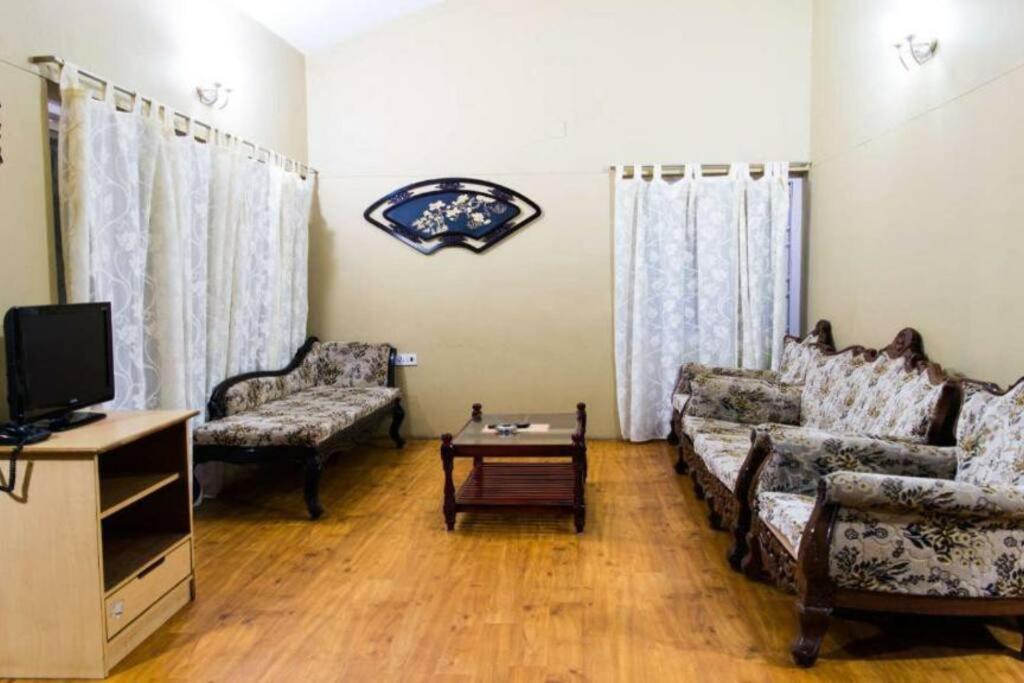 Villa Rustic 3-br W/ Front & Back Yards In The Mountains