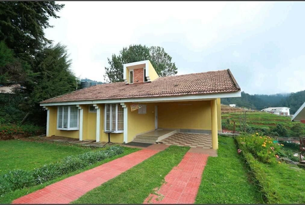 Rustic 3-br W/ Front & Back Yards In The Mountains * Ooty