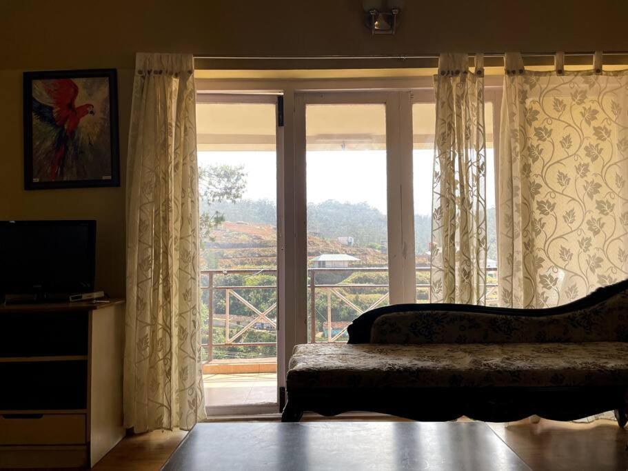 Rustic 3-br W/ Front & Back Yards In The Mountains
