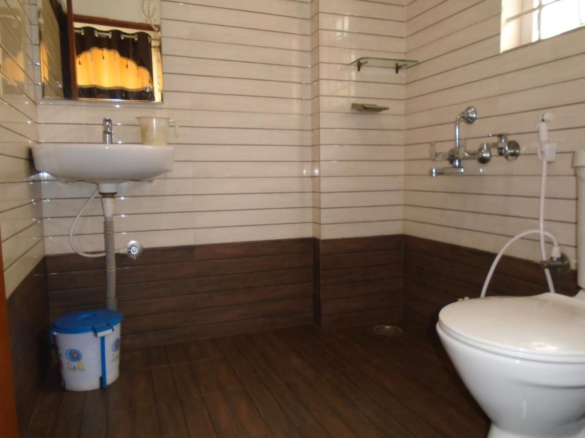 Cliff Residency Near Botanical Garden Lodge *