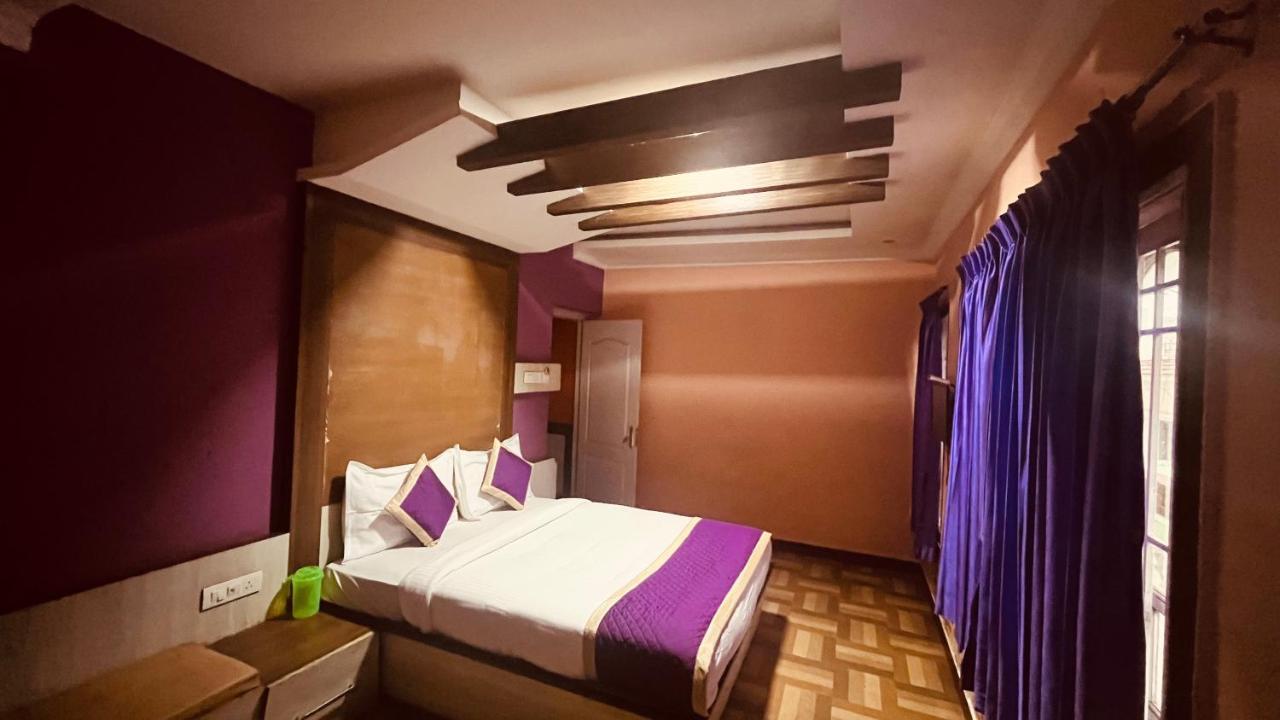 Hotel Hidden Doors *
