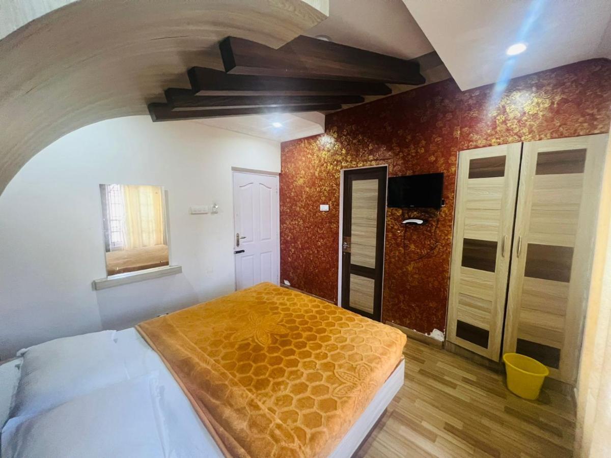 Malaiyur Residency Guest house *