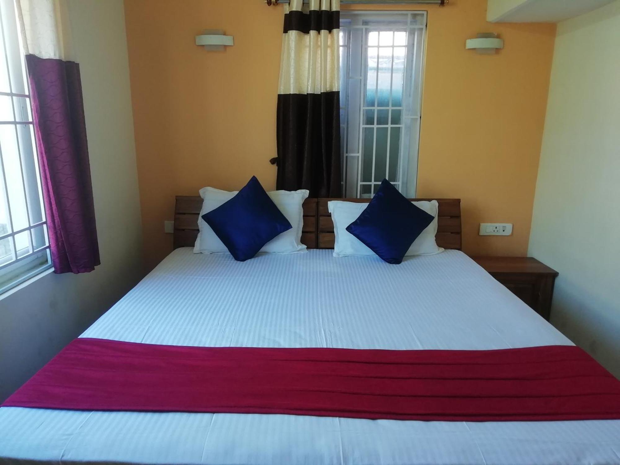Hotel Queenhill Residency *
