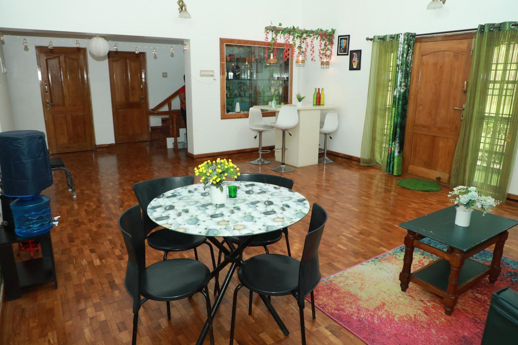 Homestay Pine Hood *