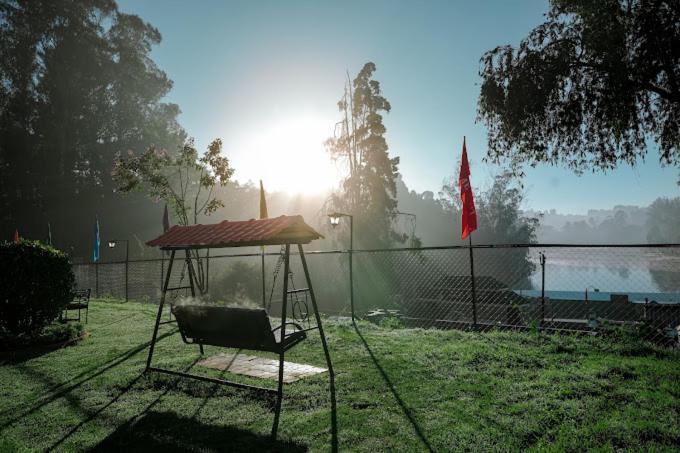 Lakefront Homestay *