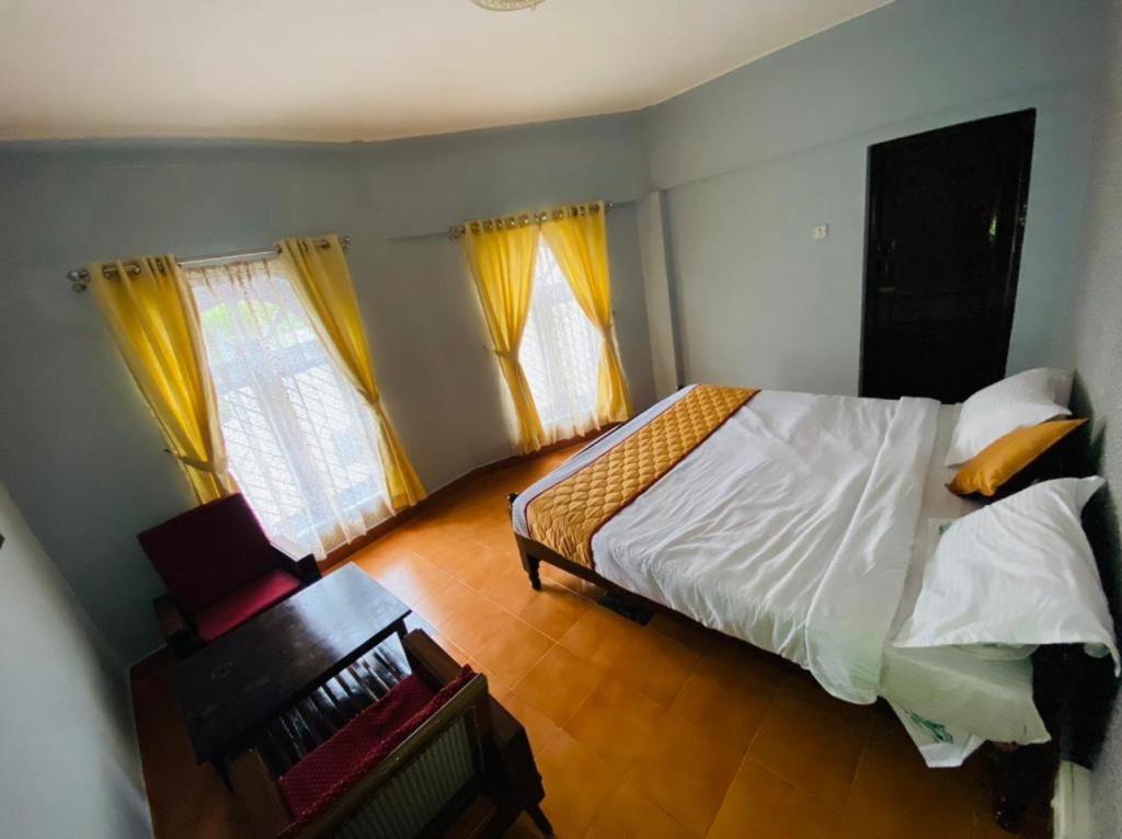 Bob Lesiure Hotel