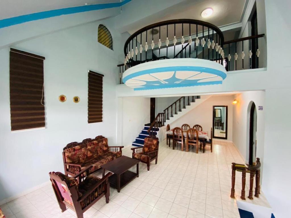 Bob Lesiure Hotel