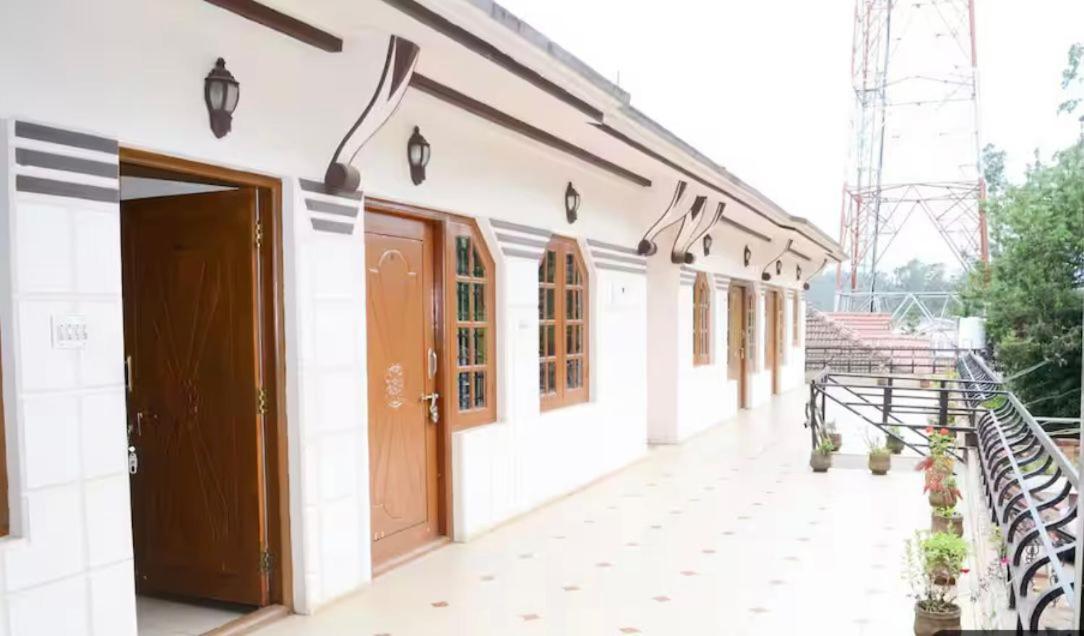 Hotel Lazo Silver ,