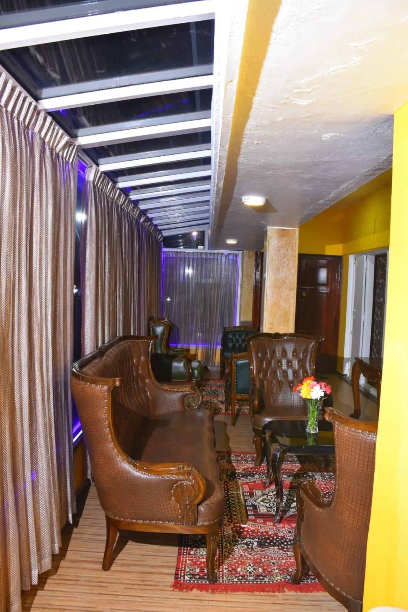 Luxurious Private With Lawn Family Retreat *
