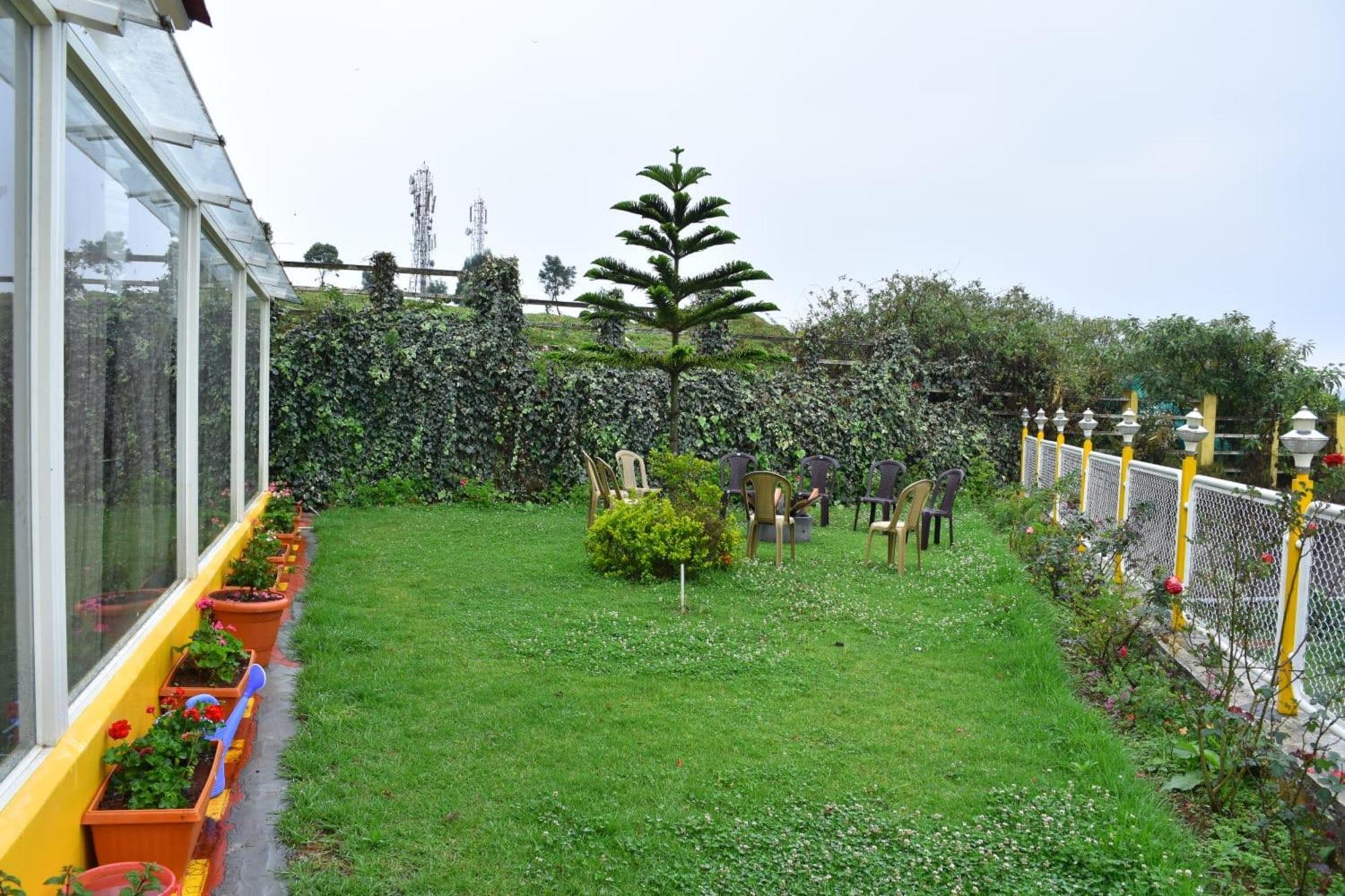 Villa Luxurious Private With Lawn Family Retreat