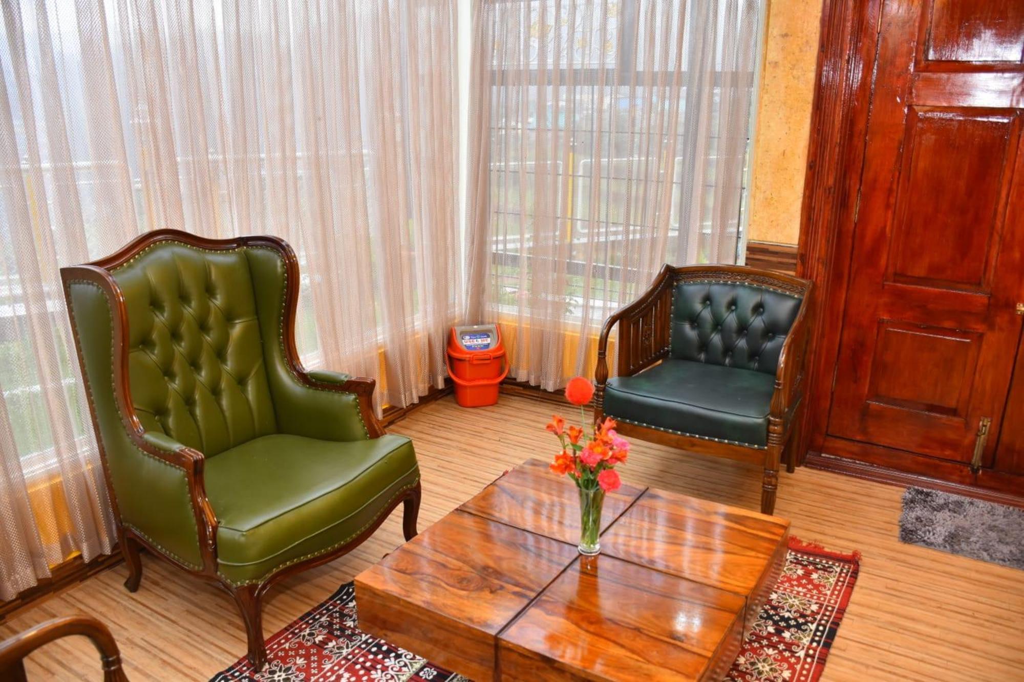 Luxurious Private With Lawn Family Retreat * Ooty