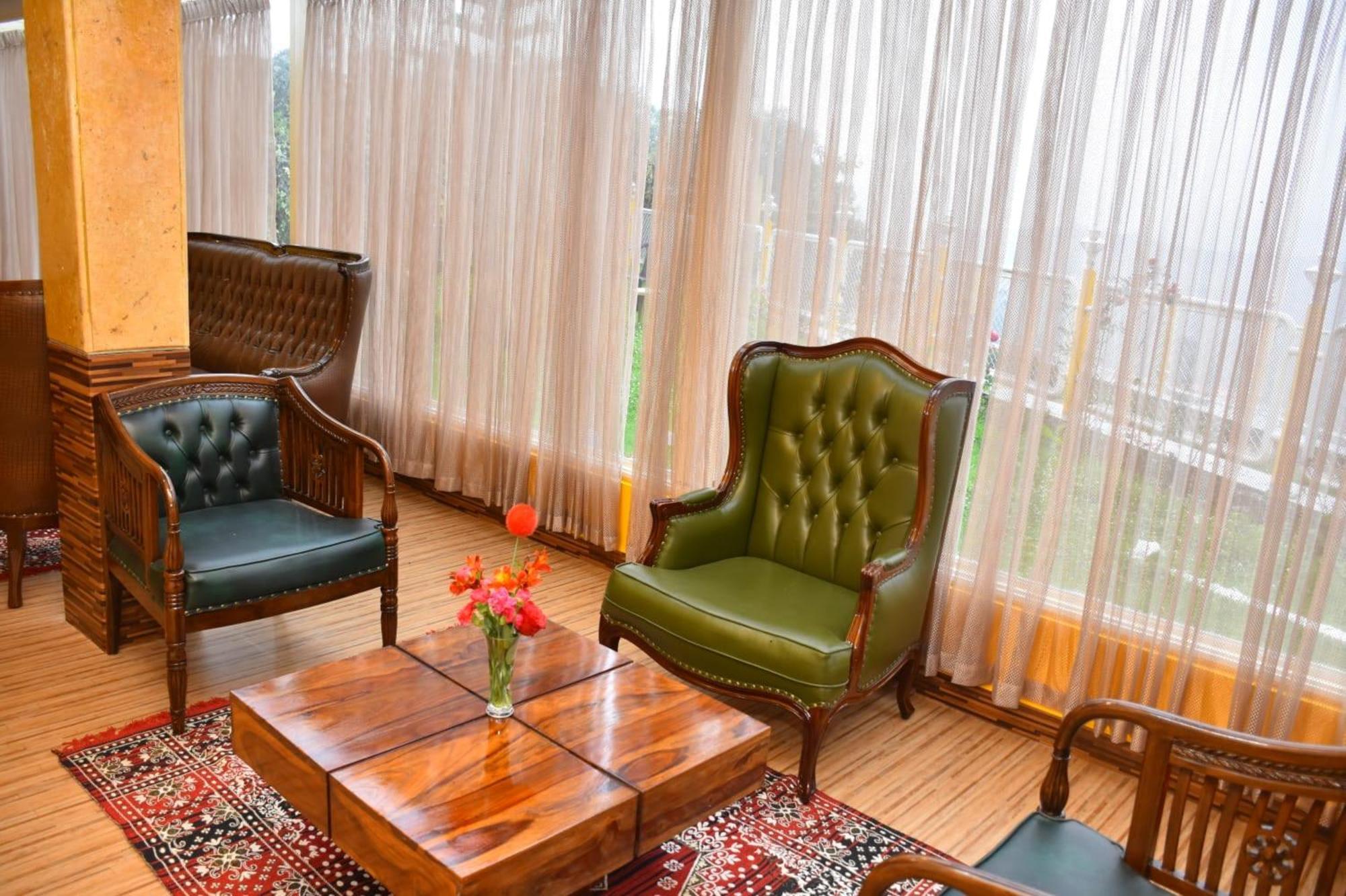 Villa Luxurious Private With Lawn Family Retreat