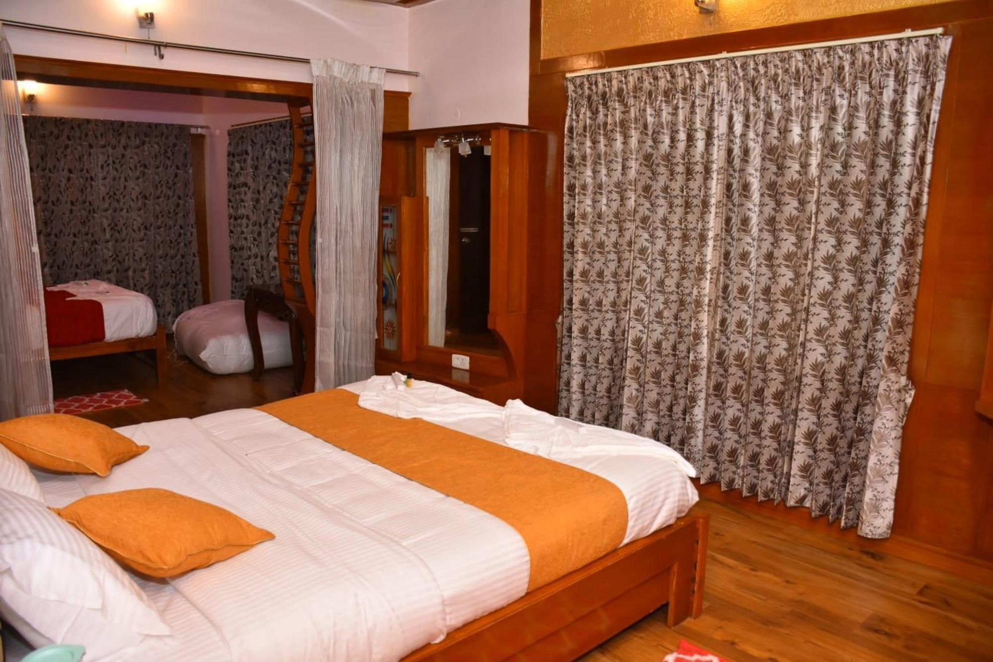 Luxurious Private With Lawn Family Retreat Villa Ooty