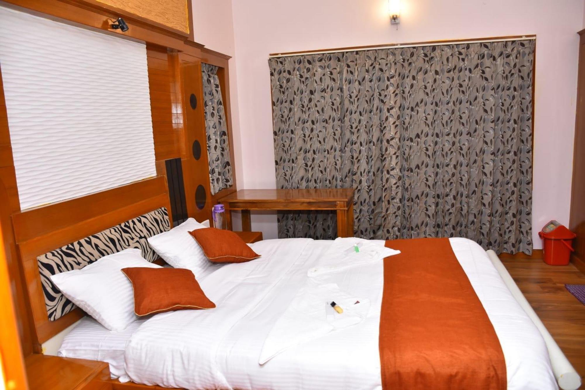 Luxurious Private With Lawn Family Retreat Villa Ooty