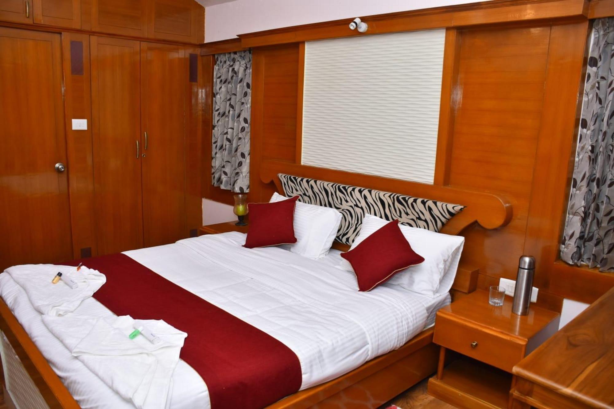 Luxurious Private With Lawn Family Retreat Villa *