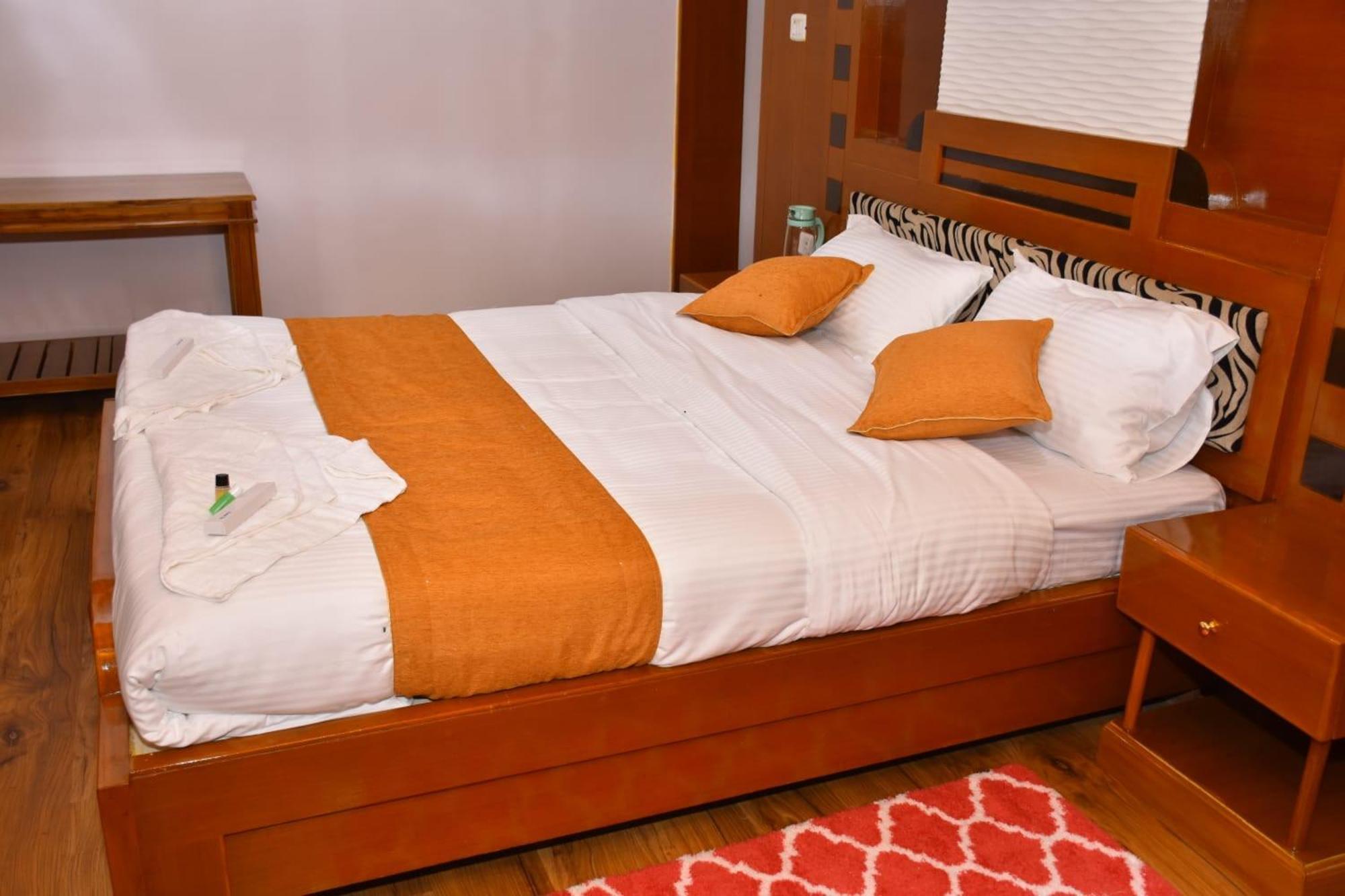 Luxurious Private With Lawn Family Retreat Villa *