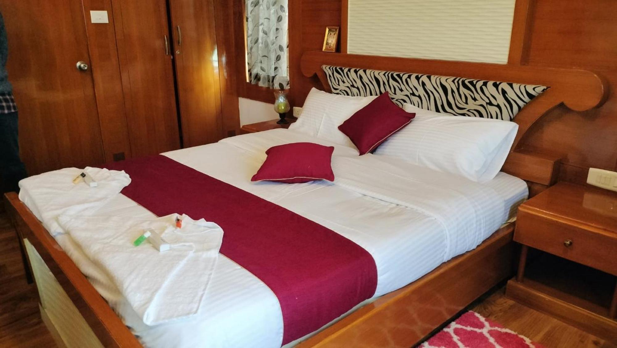 Luxurious Private With Lawn Family Retreat Villa *