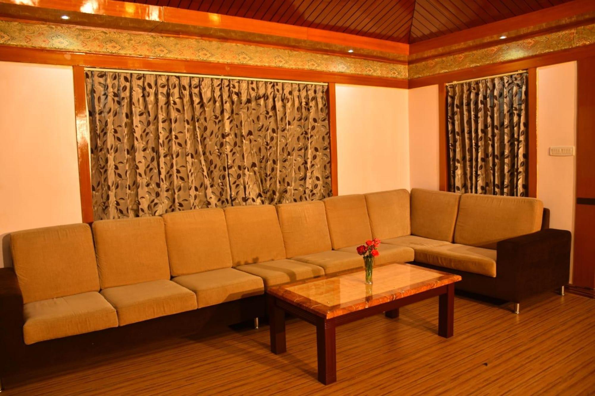 Villa Luxurious Private With Lawn Family Retreat