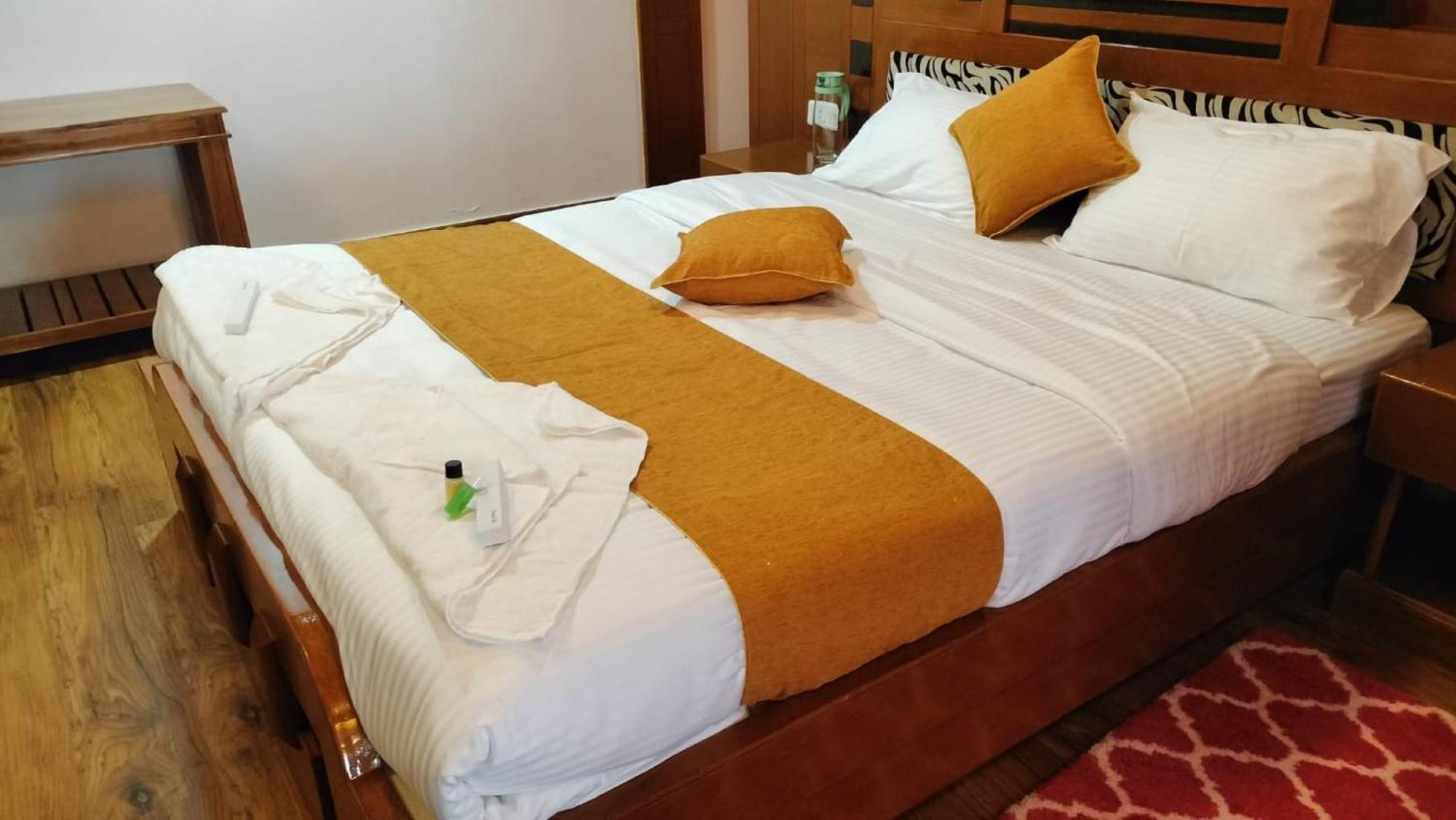 Luxurious Private With Lawn Family Retreat Villa Ooty