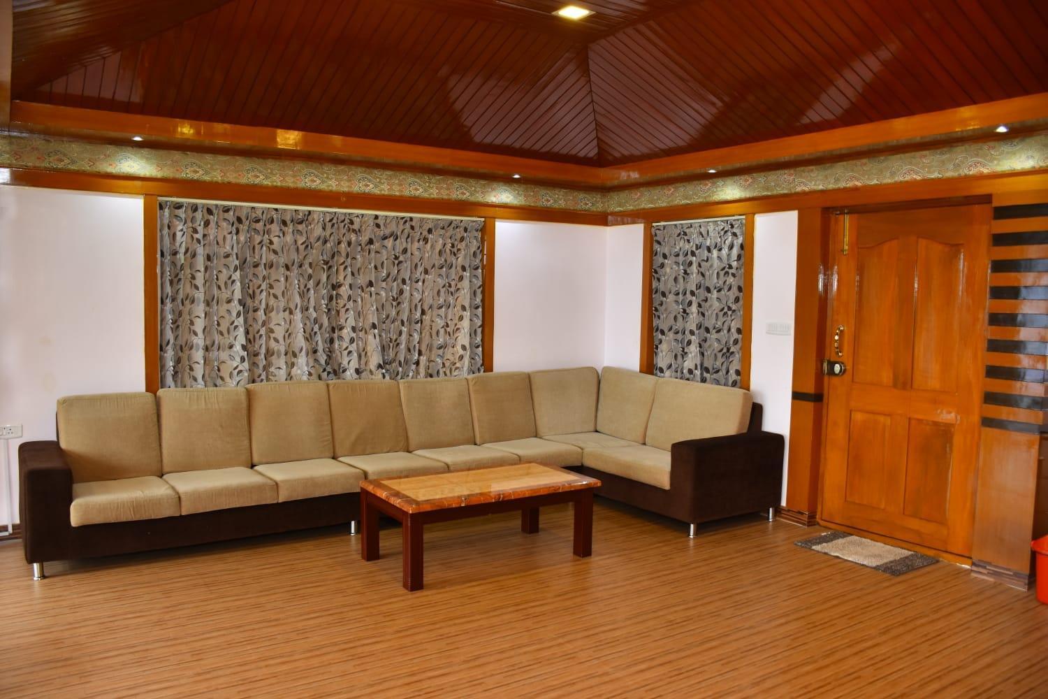 Villa Luxurious Private With Lawn Family Retreat
