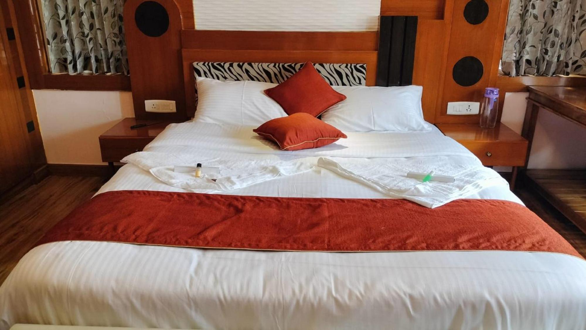 Luxurious Private With Lawn Family Retreat Villa Ooty
