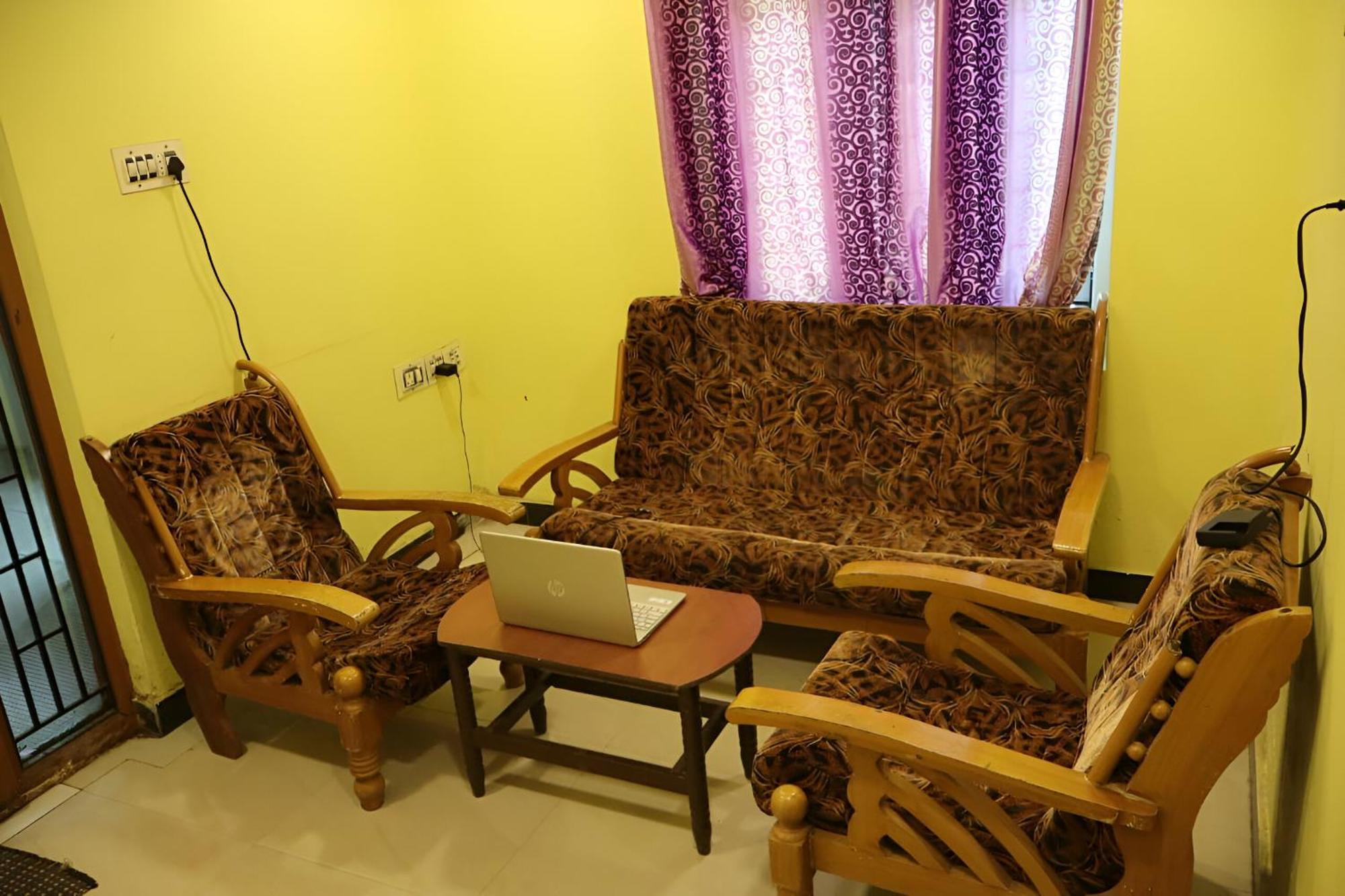 Hotel Aadhi 3*