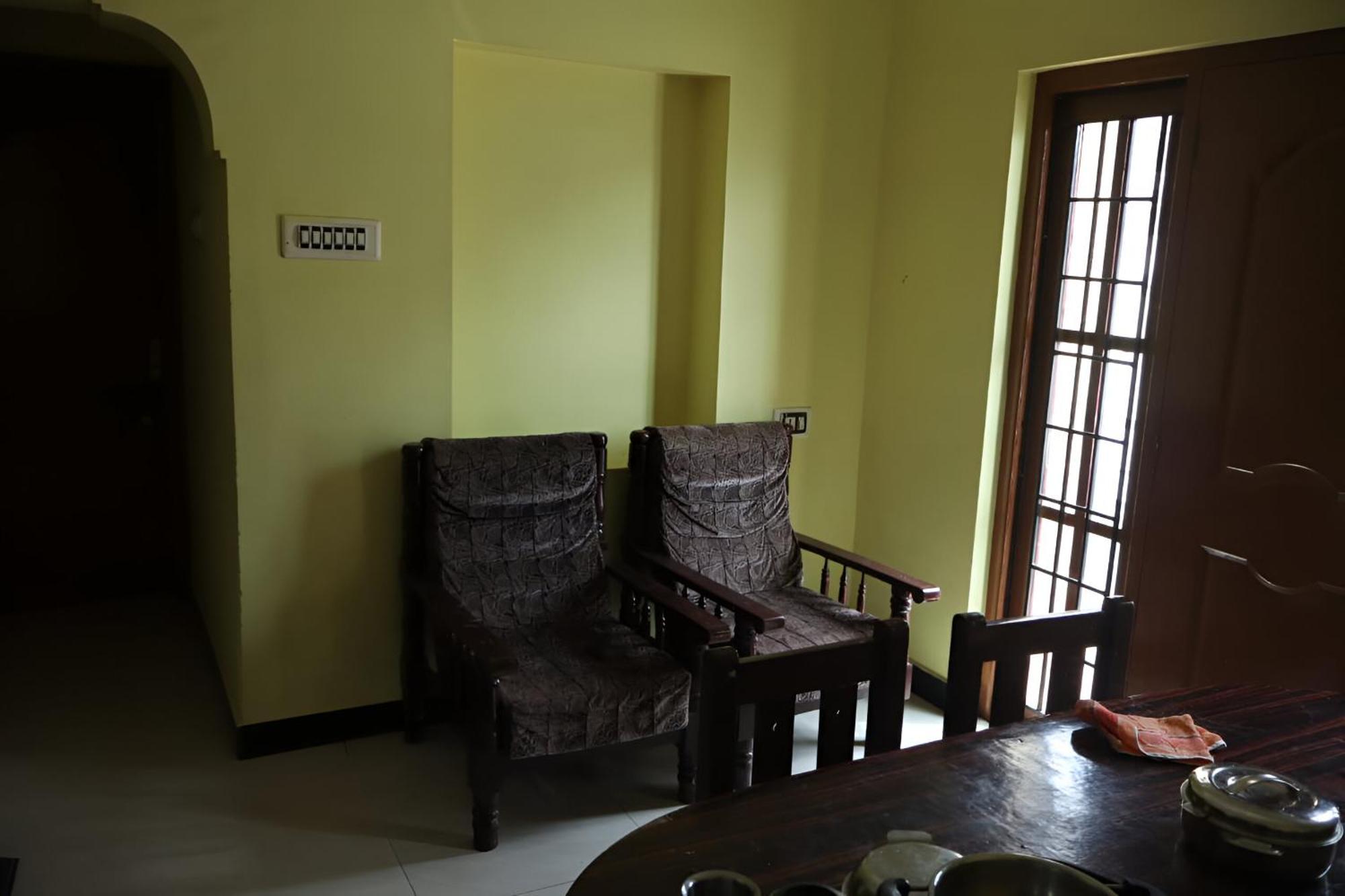 Aadhi Hotel 3*