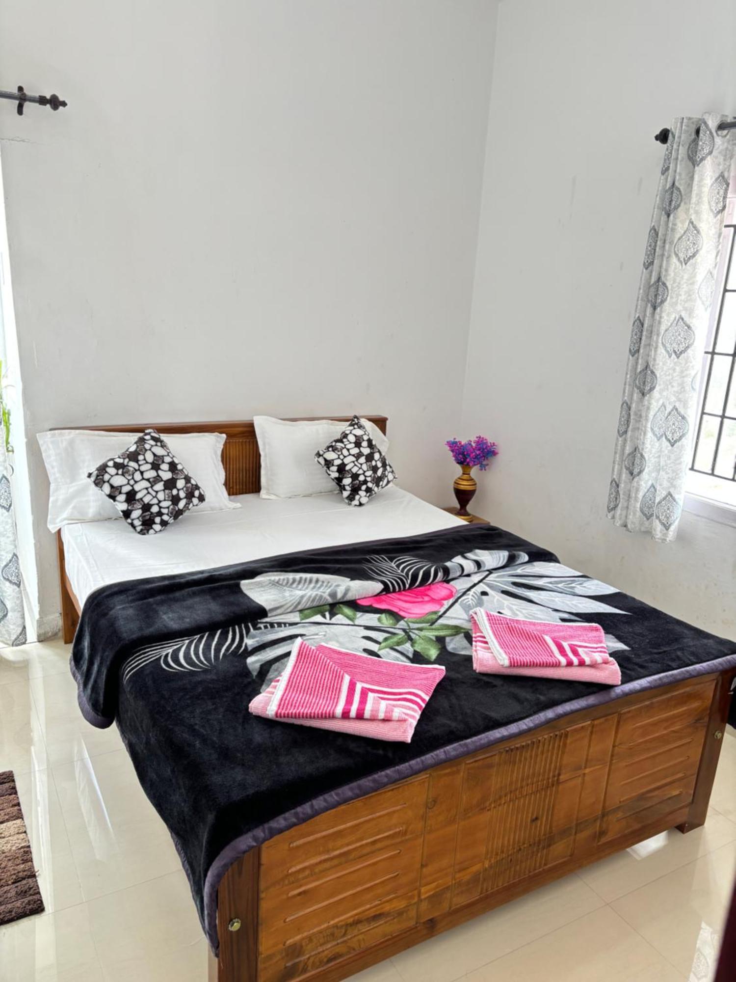 Crown Crest Homestay *