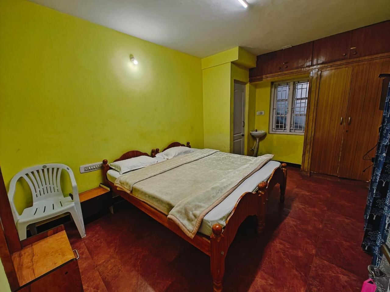 Lakshmi Hotel *