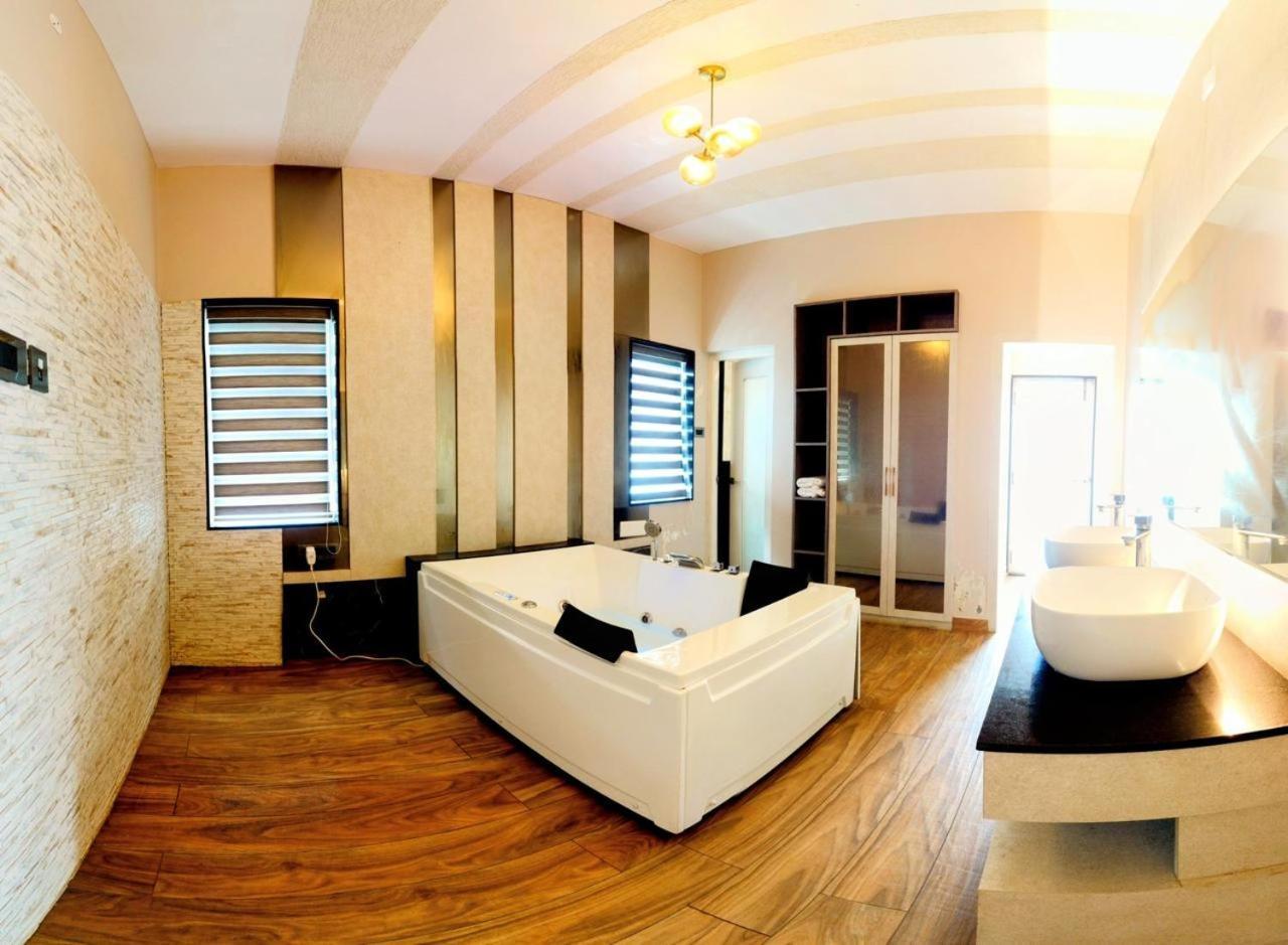 Royal Mm Abode *