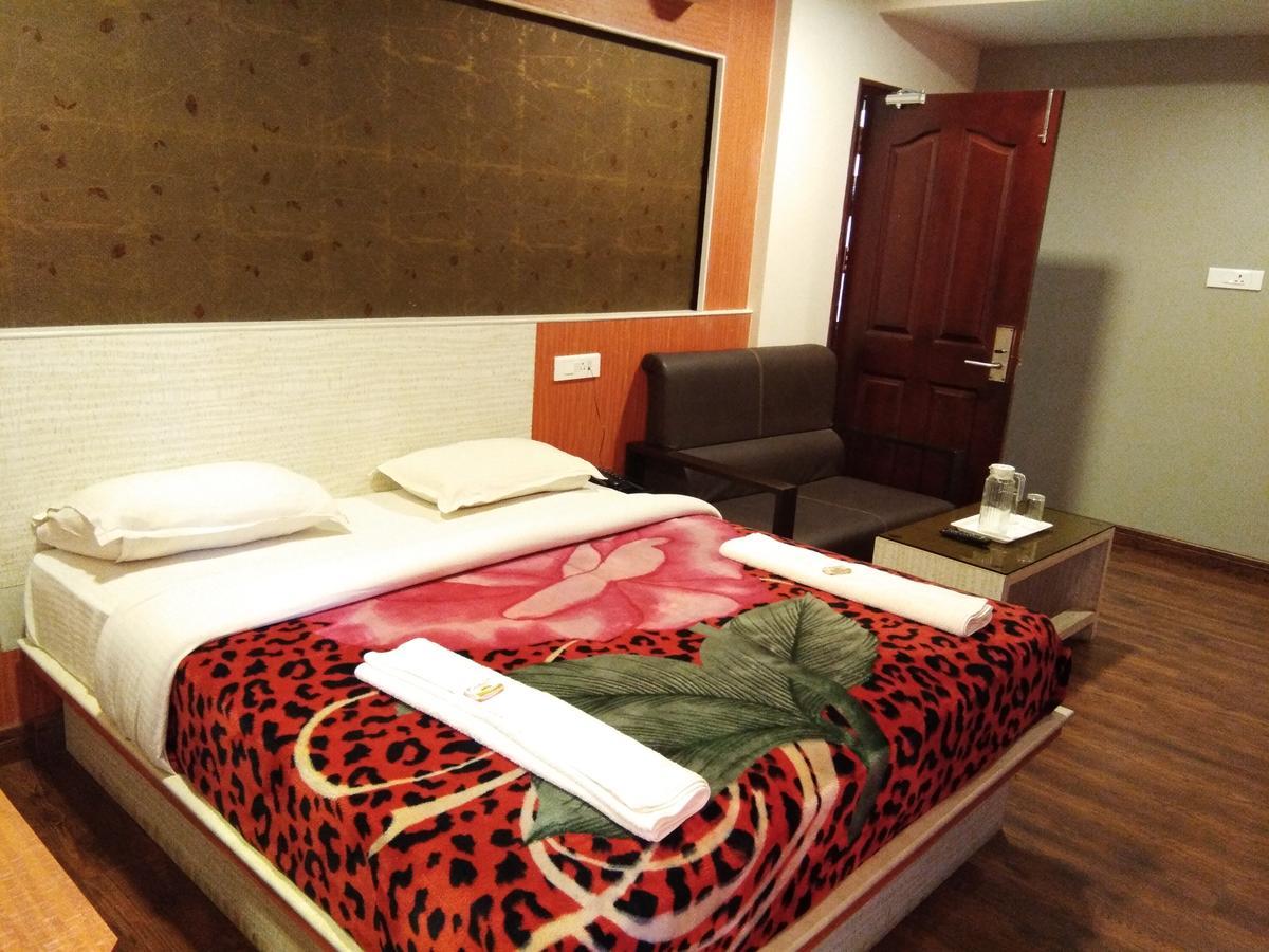 Sarkar Palace Hotel *