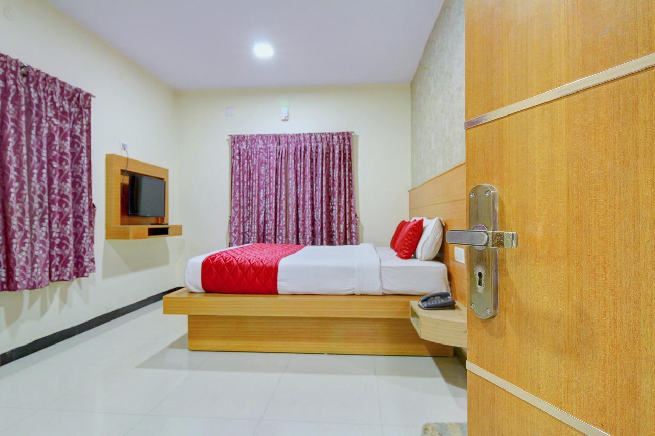 Oyo 8715 Nakshatra Grand 3*