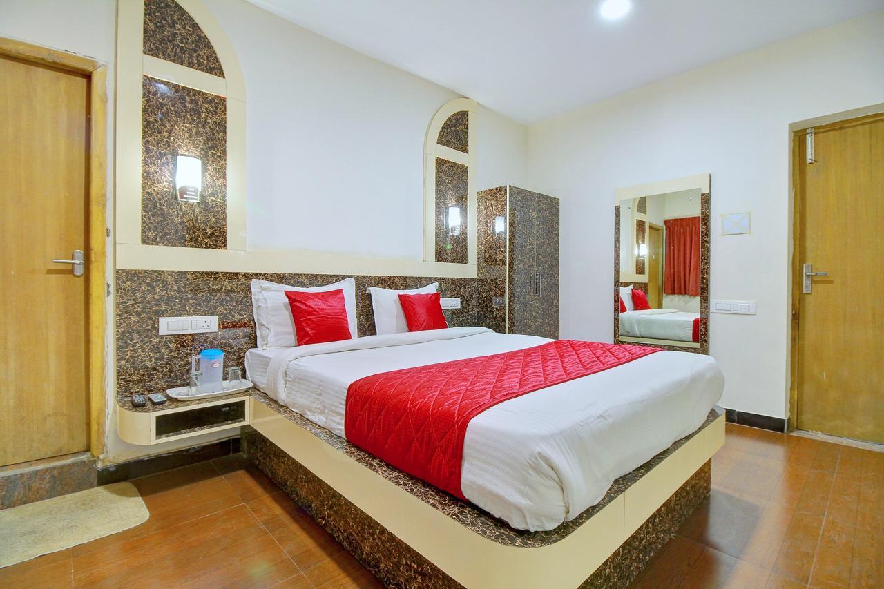 Oyo 8715 Nakshatra Grand Hotel 3*