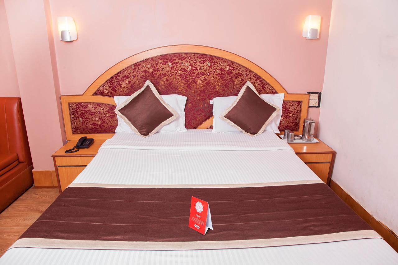 Oyo 10068 Rathna Hotel