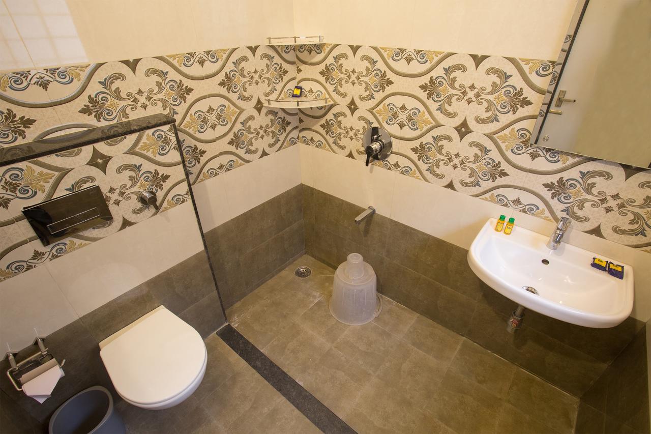 Hotel Fabhotel Srj's Thaneesh Southwick 3*
