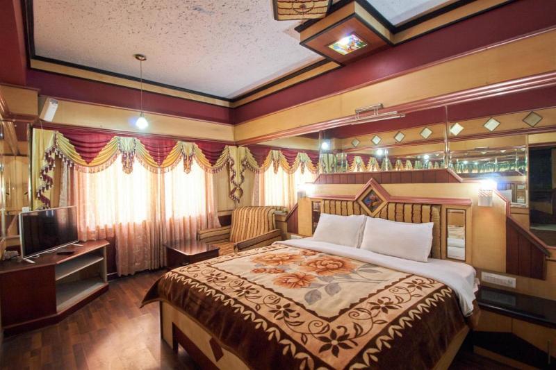 Sarkar Palace Hotel *